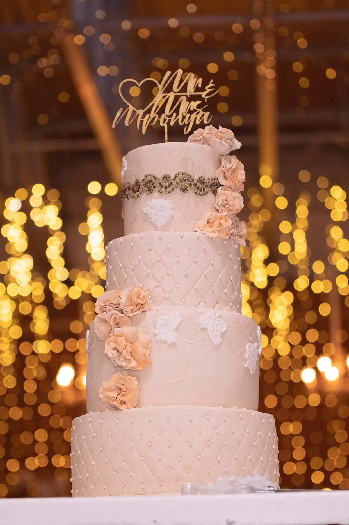 wedding cake with faerie light backdrop bloemfontein wedding photographer