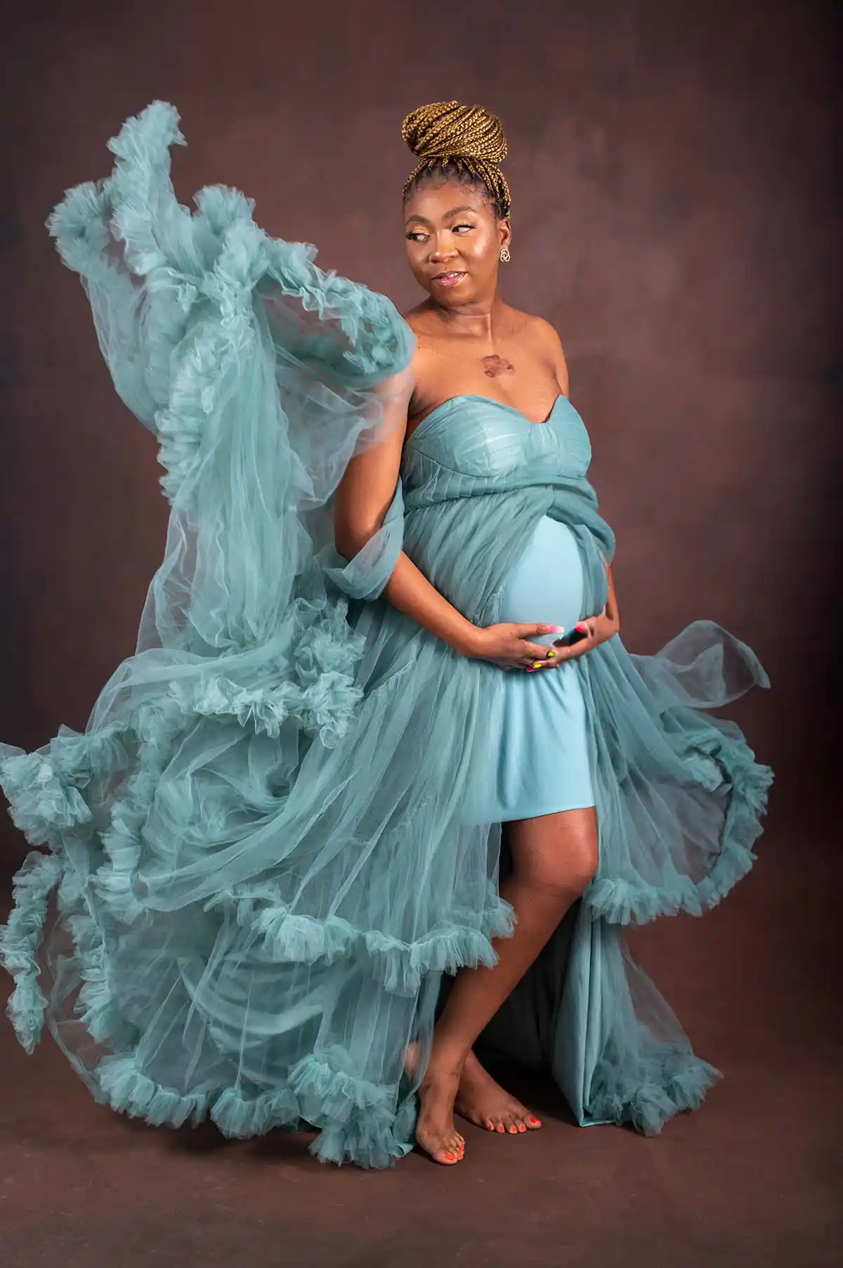 brown background stunning dress maternity photography